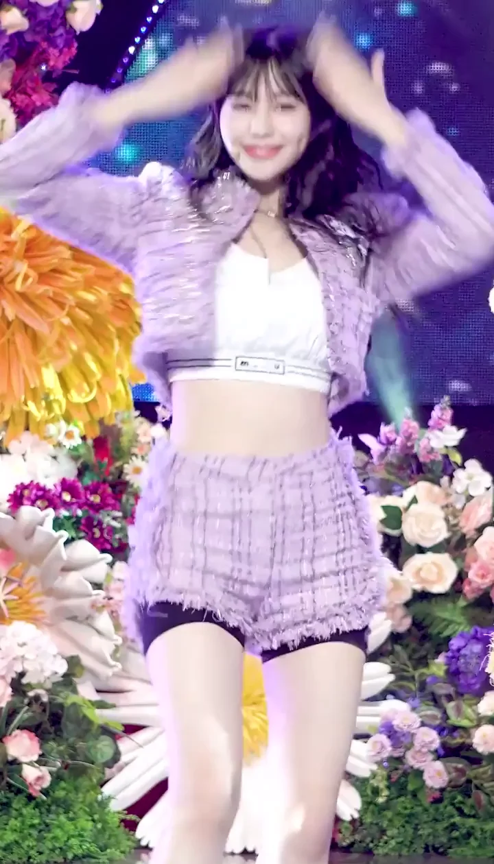 🔥 Jihan from Weeekly Shaking That Juicy Ass in Plaid Mini Skirt 😈💦