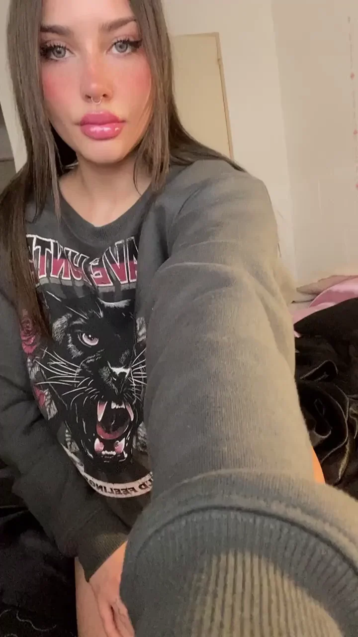 Horny curvy doll ready to ride some dicks