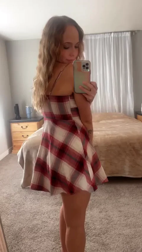 Breezy Slut Feelin' the Air on Her Juicy Ass 🍃🍑