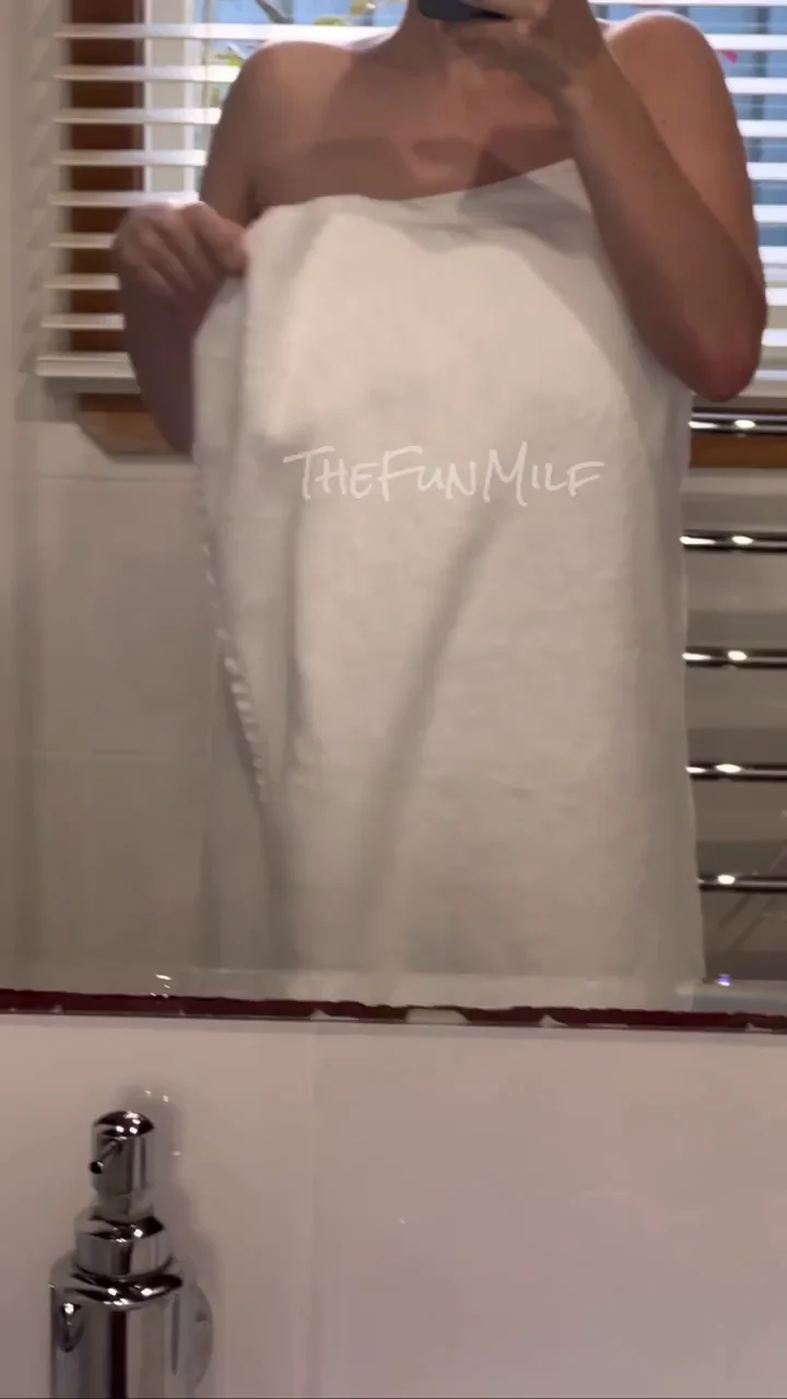 🔥 MILF Mum's Towel Tease with Massive Jugs! 🥵
