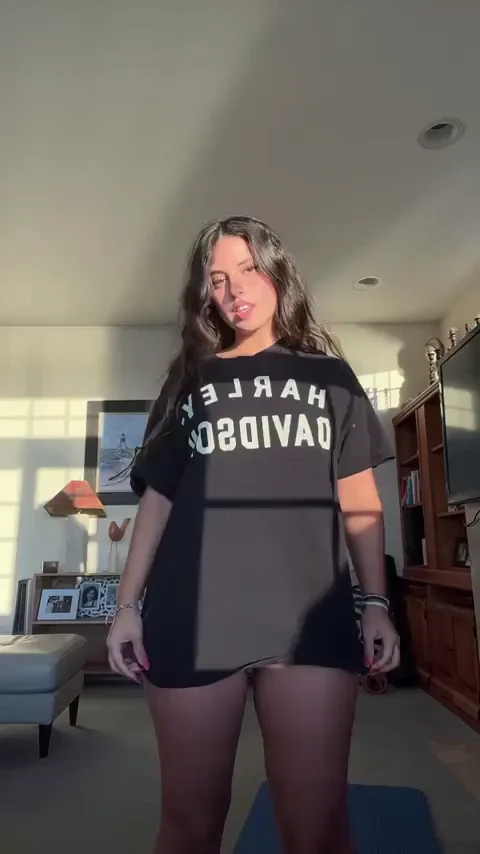 Hairy pussy and armpit reveal