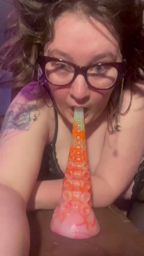 Kitty's never throated anything before! ika made it easy :3