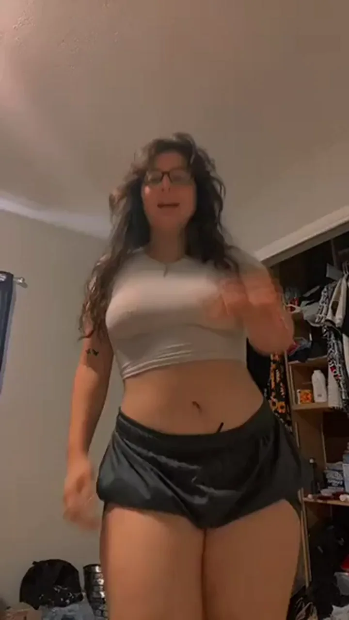 Thick Glasses Babe Twerks Her Juicy Ass on Your Face – Comfy Ride Awaits! ;)