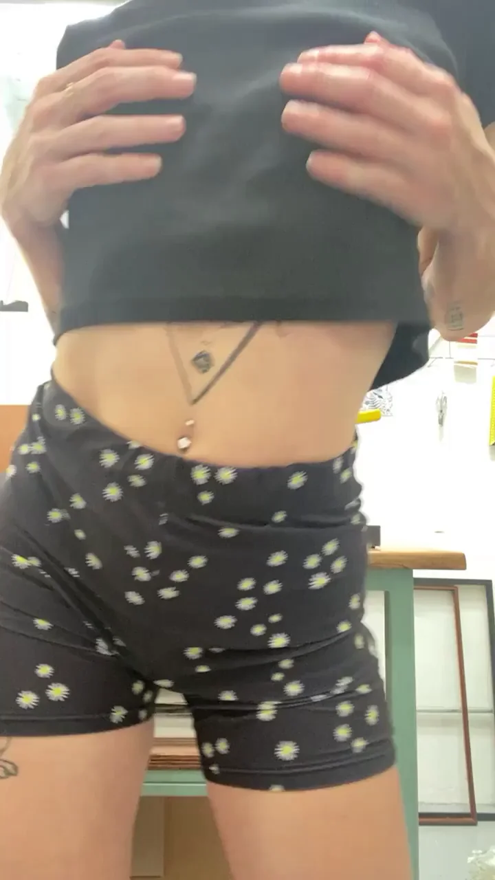 F33ling horny at w0rk 🥵 reveal