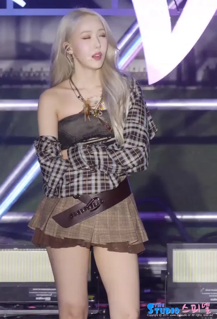 SinB from VIVIZ Teasing in Plaid Mini Skirt 🔥💦