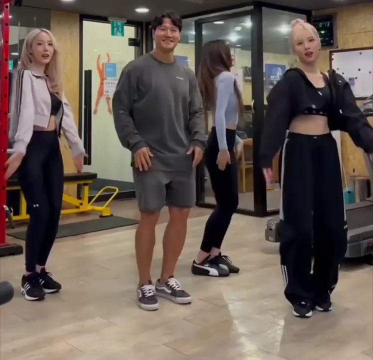 VIVIZ - Squats ft. Kim Jong Kook