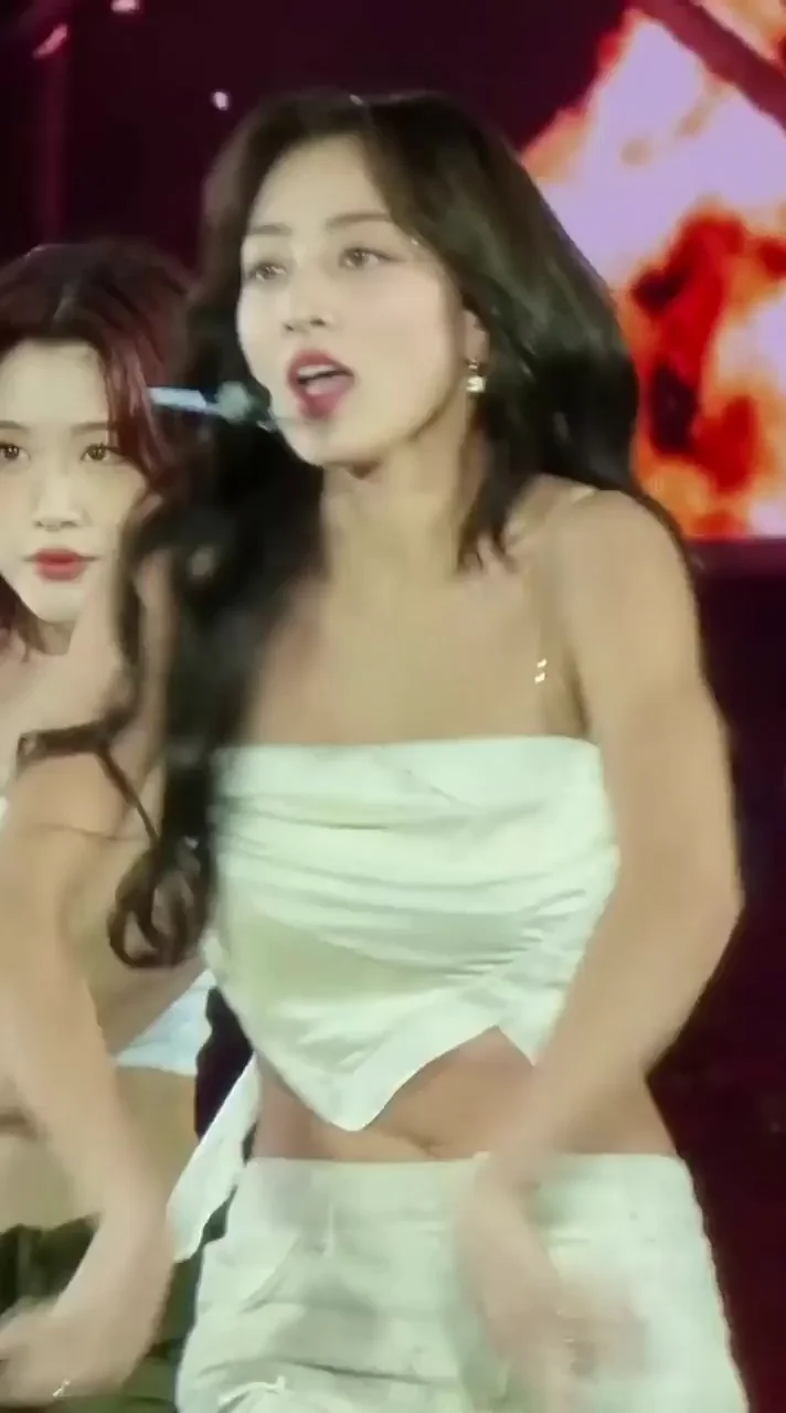 🔥 Jihyo's Sexy TWICE Stage Tease 💦