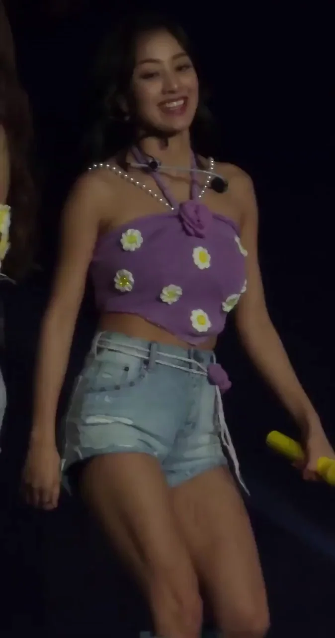 Jihyo's Thicc Ass Tease on Stage 🔥🍑