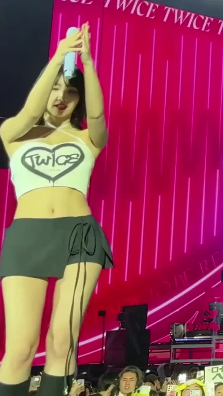 TWICE - Momo