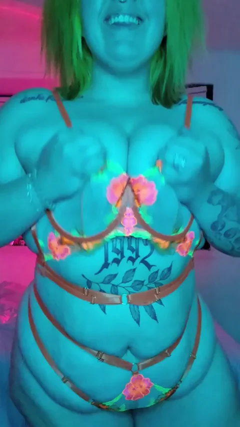Milf Monday Glow-Up 🥵💦 Neon PAWG Tease
