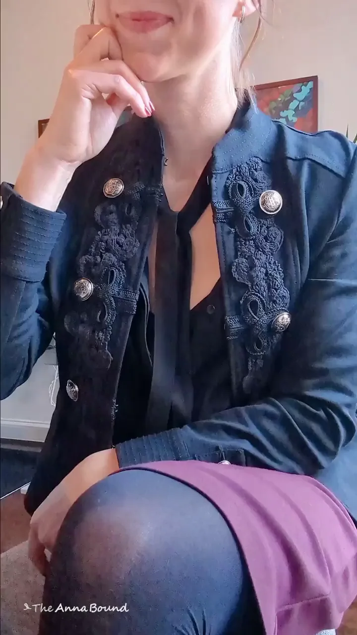 Horny MILF Rubs Her Juicy Pussy at Work 😈💦