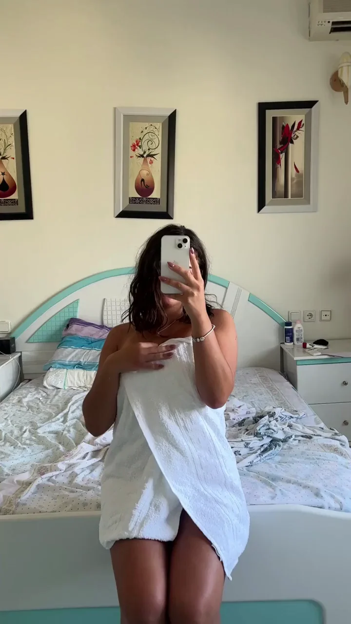 Married Librarian Slut's Towel Tease Snap to Neighborhood Daddies 😈📱💦