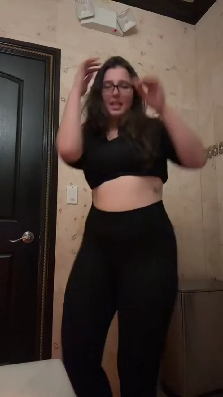 The way this fat ass shakes <3