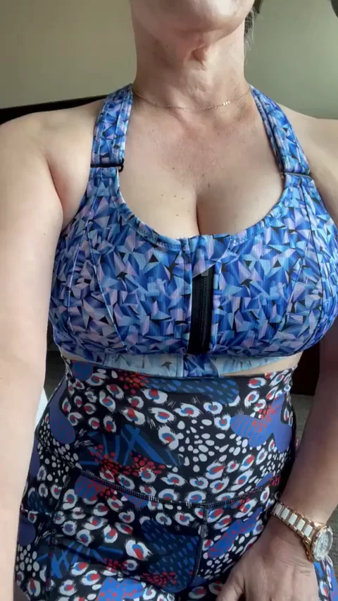 🔥 Blue Sports Bra MILF Titty Drop Explosion 🍒💥 [OC]