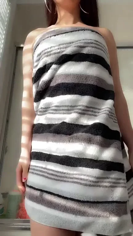 Oopsie! Dropping My Towel to Flash My Naked Curves 😏💦