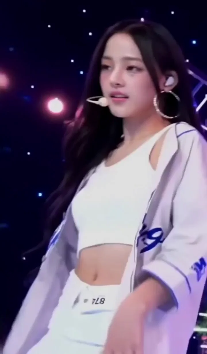 🔥 Minji from NewJeans Teasing with Crop Top & Mini Skirt on Stage 💦