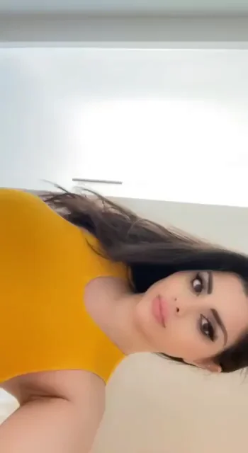 Peekaboob Tease at Work 💋🍈