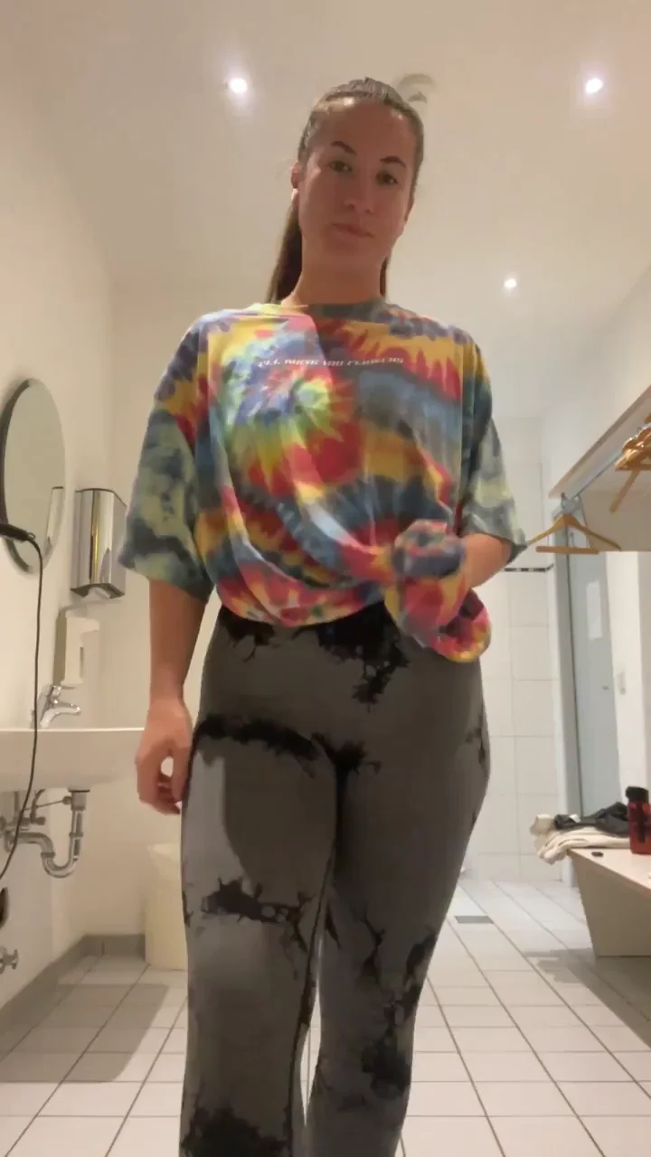 almost eats my leggings