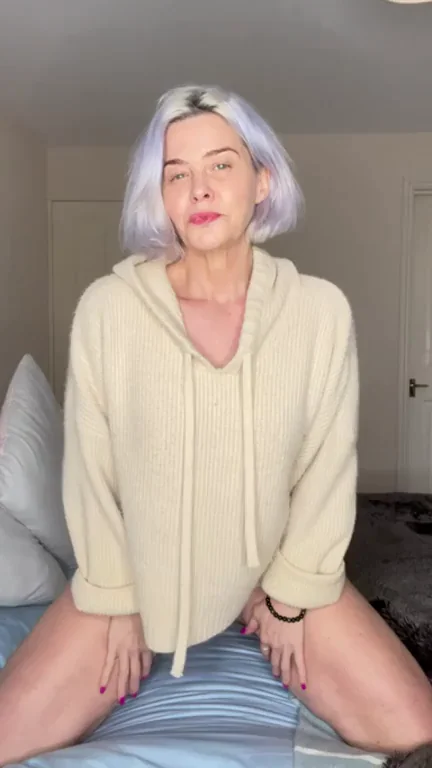 MILF Teases Ass Challenge: 5 Likes and I Pound My Tight Hole!