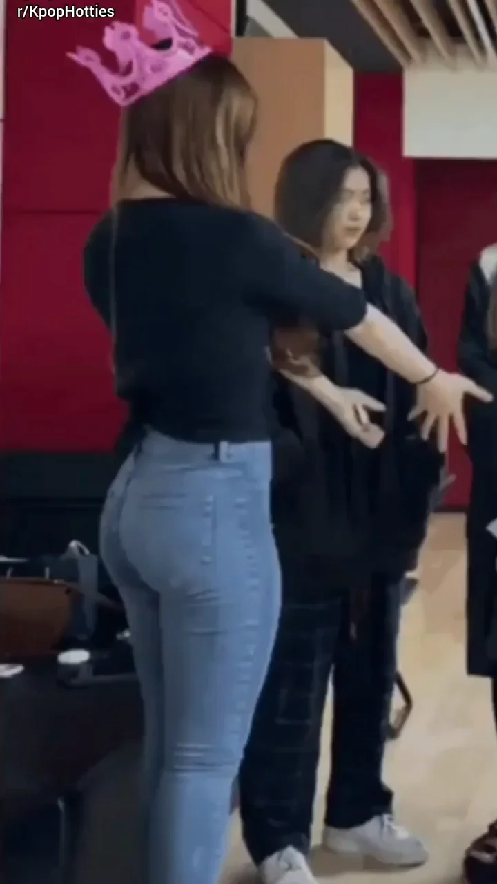 🍑 ITZY Lee Chaeryeong's Juicy Ass Tease & Twerk 🔥