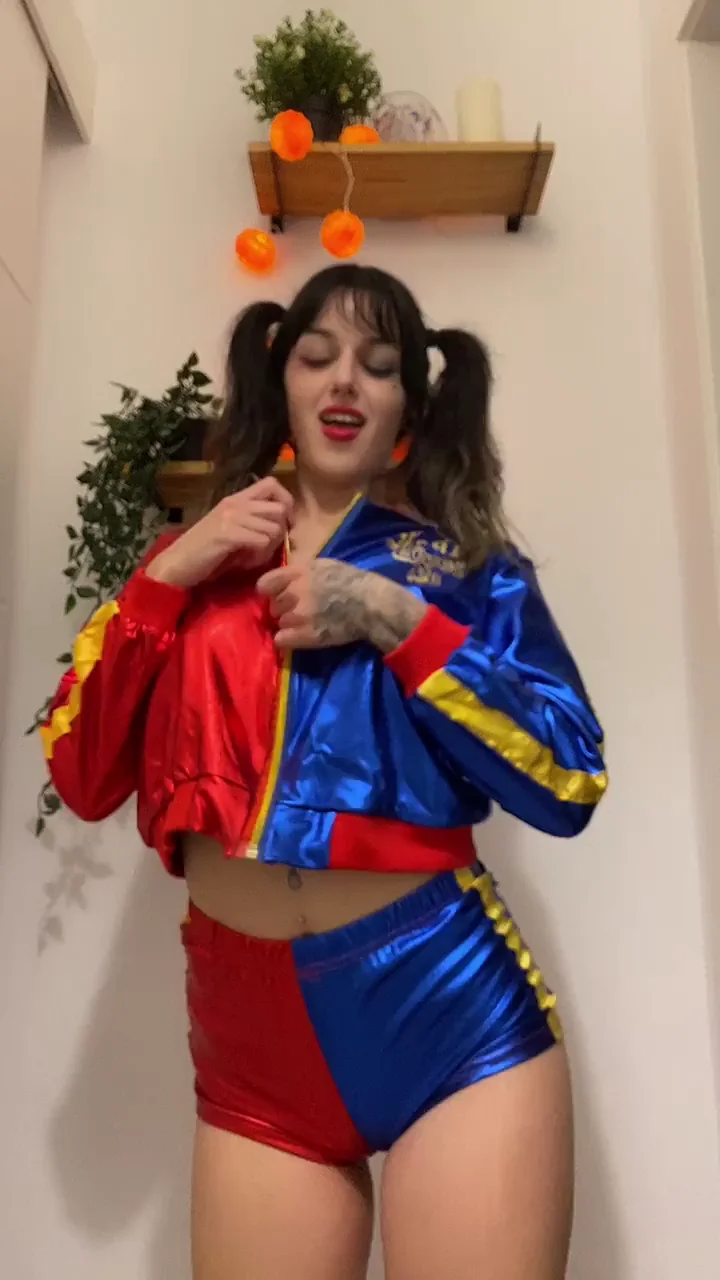 No need for clothes for Harley Quinn
