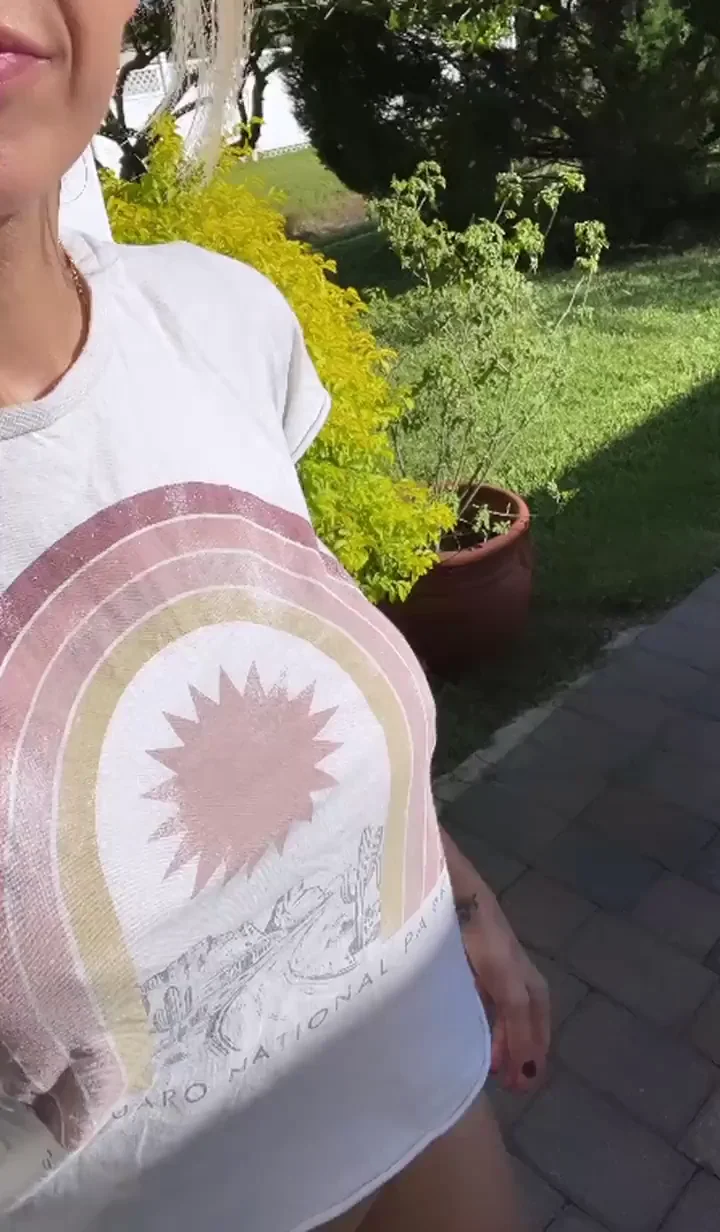 The neighbors just love the neighborhood MILF. 😁