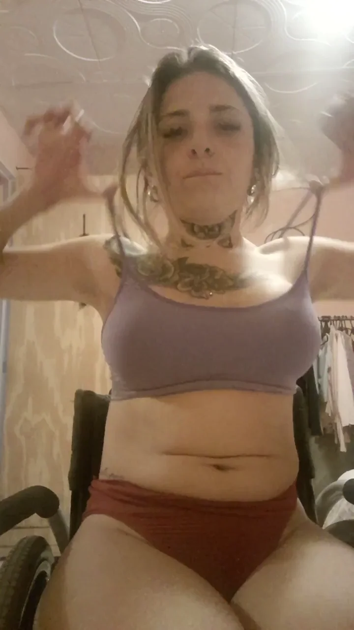 🔥 Hot Inked Babe Drops Her Juicy Tits to Play 😍 (OC Titty Tease)