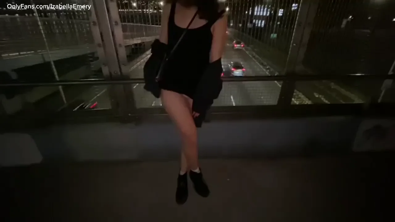 NYC Slut Flashes Tits and Ass in Public 😈