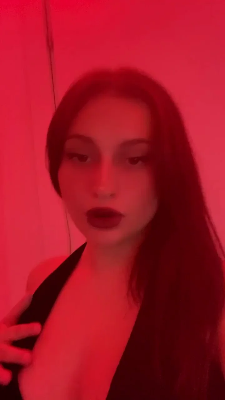 Red-Hot Welcome: Slutty Redhead Invites Cock Deep Inside Her Cleavage