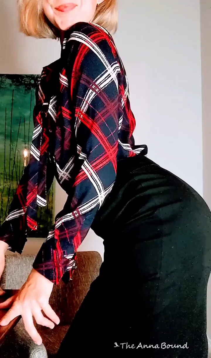 Boss MILF's Juicy Ass Begs for Your Cock 😈🍑