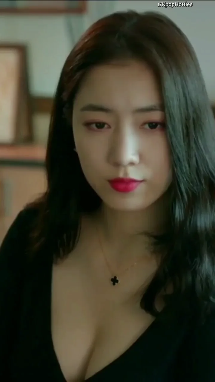 Ryu Hwayoung's Sexy Kpop Tease 😈💋