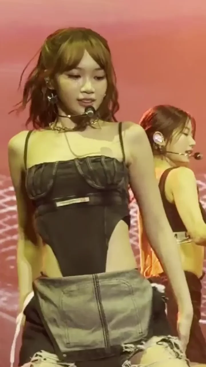 🔥 ChaeWon & Kazuha LE SSERAFIM Stage Sluts Teasing Hard 🍑💦