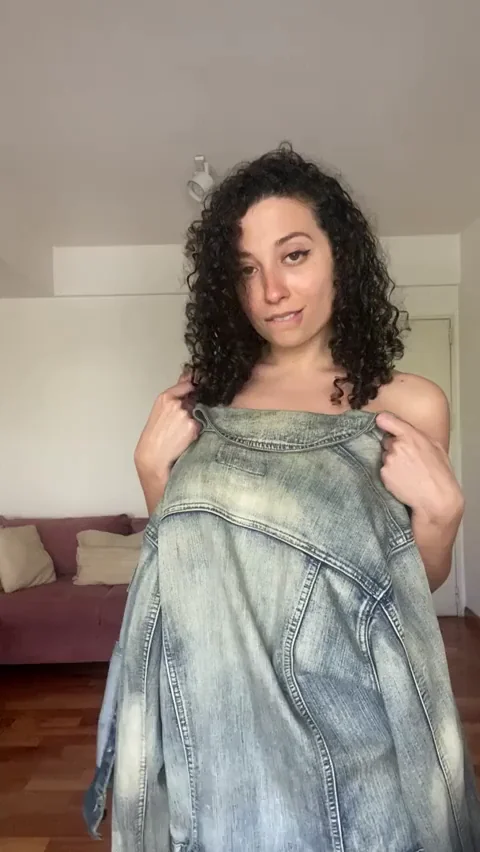 Hey Sexy ❤️ Latina Cutie Flashes Her Juicy Natural Tits on Happy Tuesday! 😘🍑