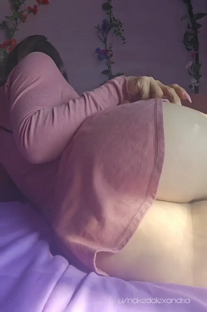 My juicy booty wants to be eaten.