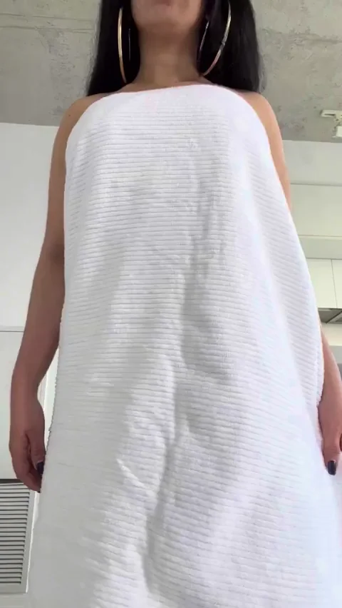 Oops.. I dropped my towel ;) [gif]