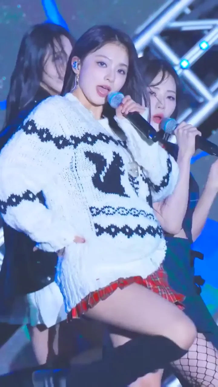 🔥 Nagyung from fromis_9 Teases with Plaid Skirt Upskirt on Stage! 🍑💦