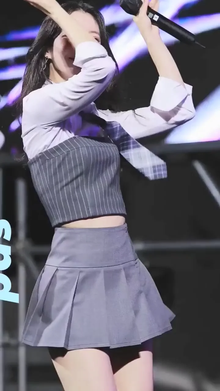 Yubin’s Skirt Tease on Stage 😈🍑