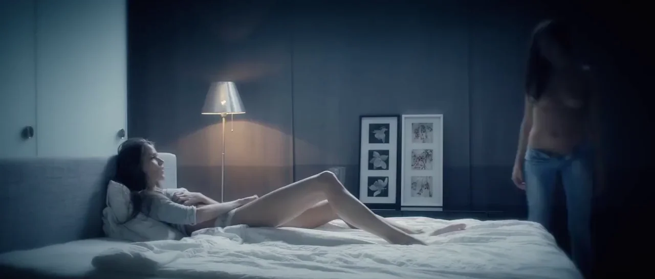 Bisexual Fashion Sluts Scissoring on Silk Sheets 😈👯‍♀️