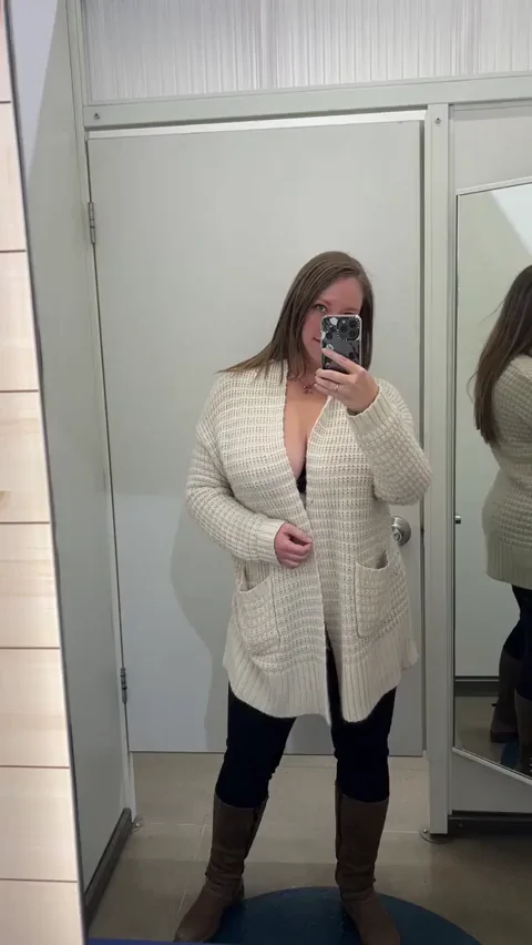 Bored MILF Ditches Work for Naughty Fitting Room Flash 💋🛍️