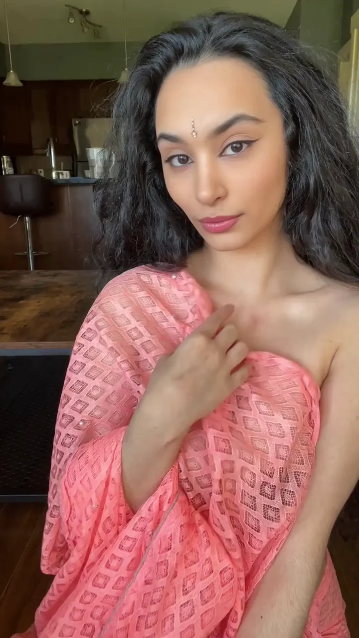 i'm a Desi Girl with giant boobs
