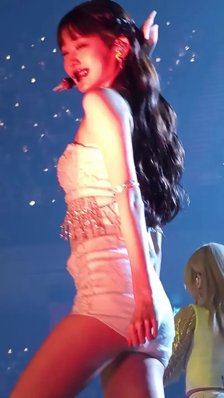 IVE Wonyoung Tiny Shorts Ass Shake on Stage