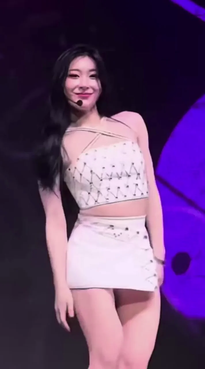Chaeryeong's Slutty Stage Twerk: ITZY's Thigh-Quaking K-Pop Tease