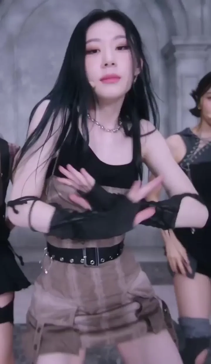 🔥 ITZY Sluts Chaeryeong, Lia, Ryujin, Yeji & Yuna Shake Asses in Kpop Tease 💦