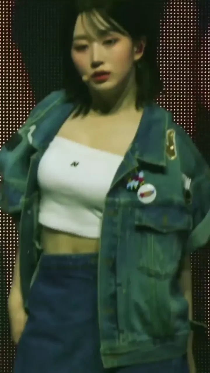 Haewon’s K-Pop Tease: Denim Shorts Dripping Idol Heat