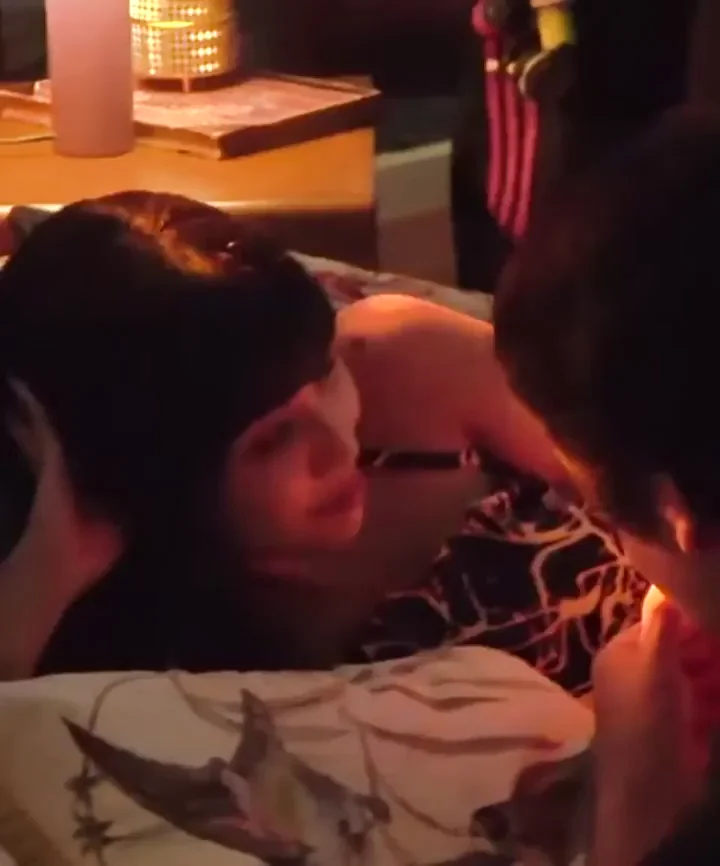 Soyeon and Yuqi Kissing Hot in Dim Room Fap Fuel