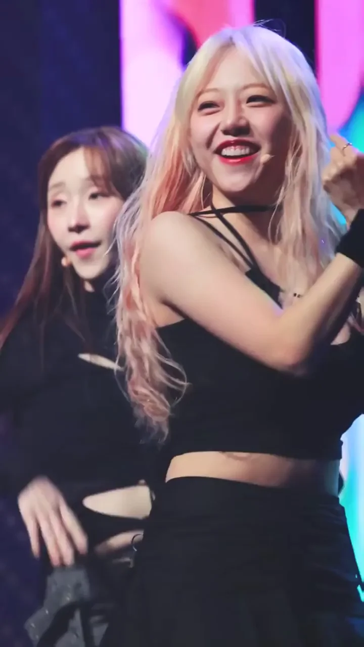 🔥 Cignature Jeewon Blonde Bombshell Stage Tease 💦