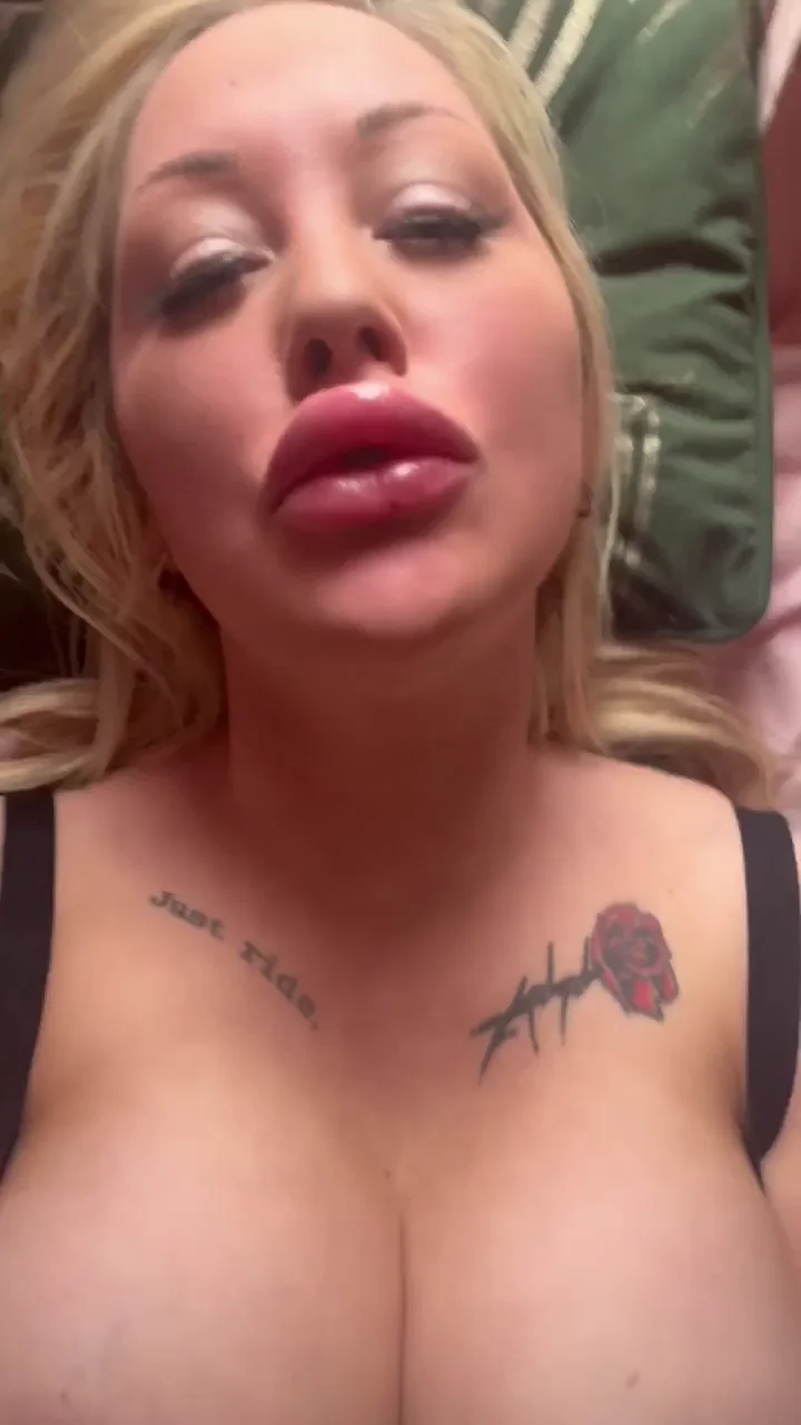 Freshly Pumped Lips Make This Bimbo Slut Drip Wet 😘💋🍑