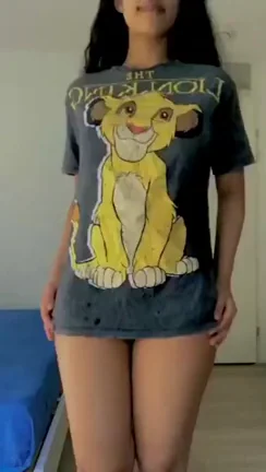 Holy Fuck! Simba Tee Slut Lifts to Flash Juicy Tits & Pussy 😈🍑
