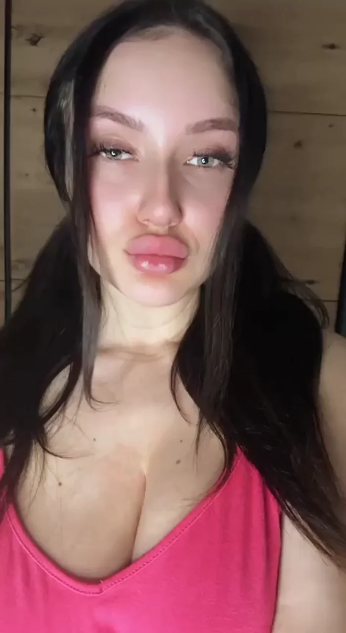 Smokin' Hot Pouty Slut Teases Her Jiggly Bod for Daddy