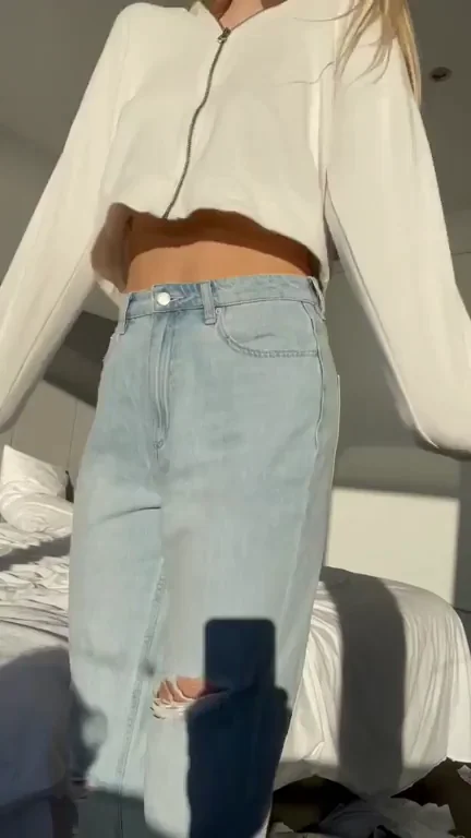 Only cute guys can see my pants come down to reveal my booty, are you a cute guy? ?